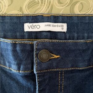 19. Vero Woman’s bootcut Blue jeans size 13